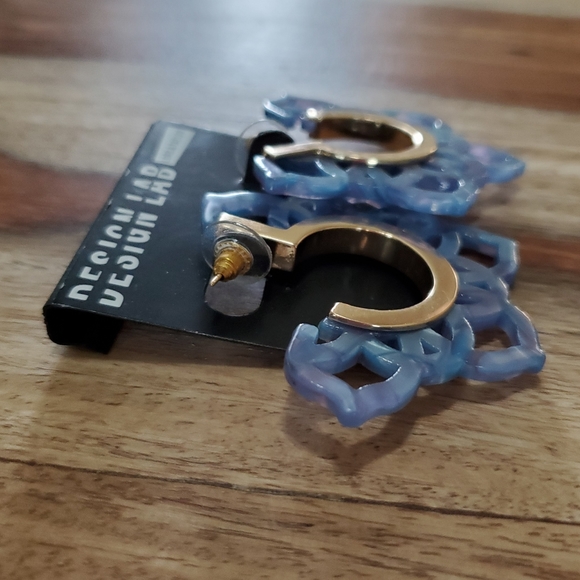 Design Lab Floral Cutout Hoop Earrings Lucite Blue - Picture 4 of 5